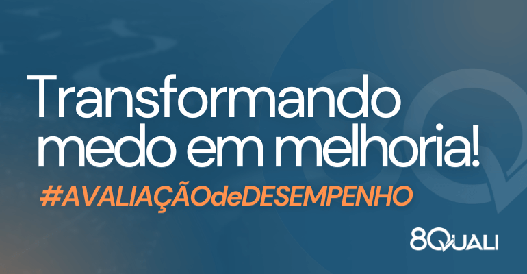 Banner azul com as frase "Transformando medo em Melhoria" escrita em branco e uma hashtag em laranja com o termo "Avaliação de Desempenho".