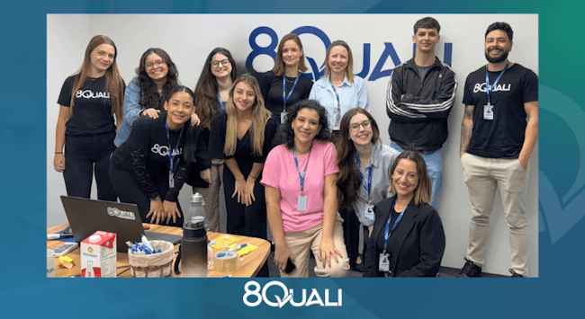 Foto de parte da equipe que pode ajudar sua empresa a transformar os requisitos da RDC 978 2025 em uma Gestão da Qualidade mais eficiente.