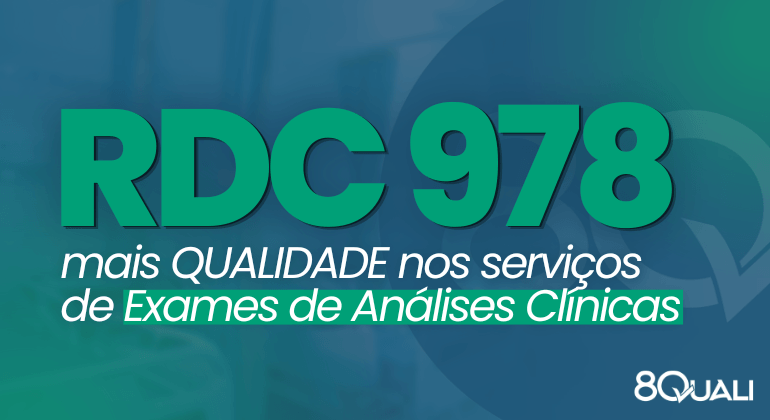 Banner azul com a seguinte frase escrita em verde claro: "RDC 978/2025 - mais QUALIDADE nos serviços de Exames de Análises Clínicas"