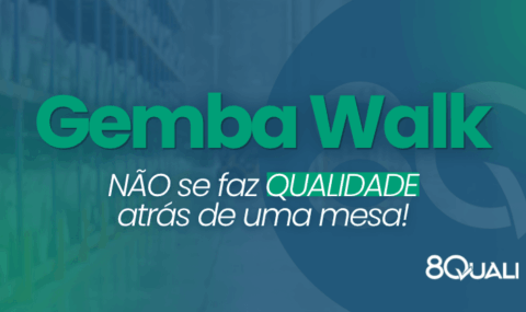 Banner azul com a seguinte frase escrita em verde claro: "Gemba Walk: não se faz Qualidade atrás de uma mesa"