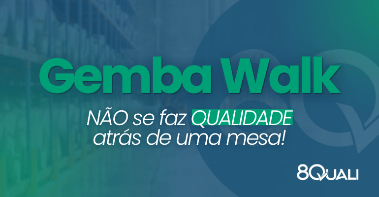 Banner azul com a seguinte frase escrita em verde claro: "Gemba Walk: não se faz Qualidade atrás de uma mesa"