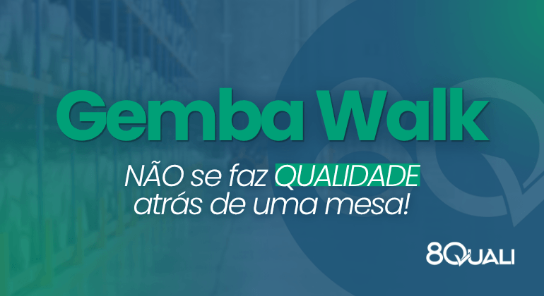 Banner azul com a seguinte frase escrita em verde claro: "Gemba Walk: não se faz Qualidade atrás de uma mesa"